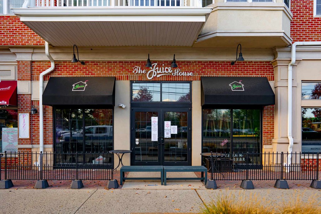 The outside of a restaurant named The Juice House.