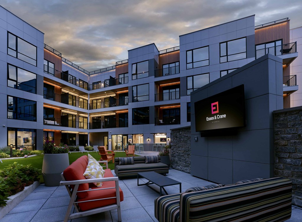 outdoor courtyard, tv, outdoor lounge, resident amenities