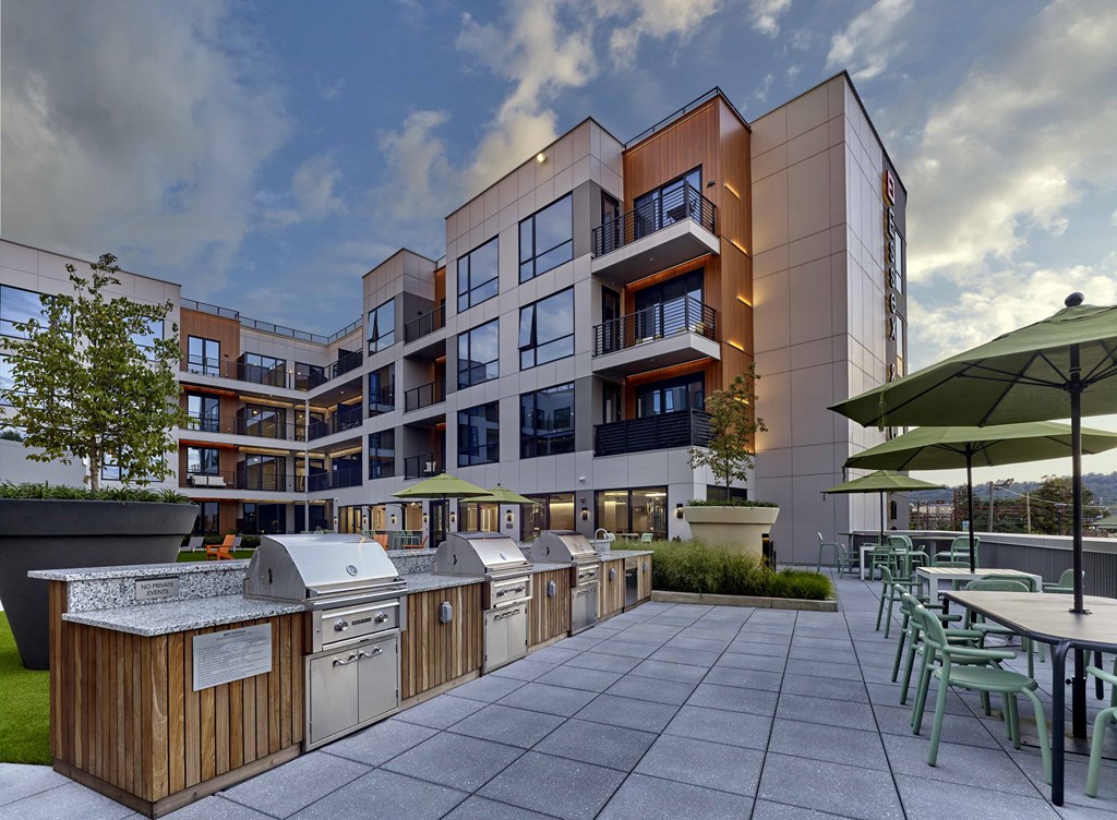 outdoor grills, outdoor amenities, resident lounge space