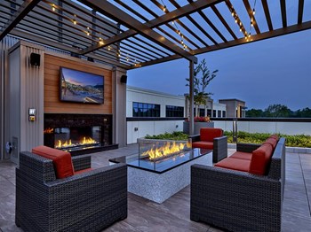 Amenities Roof Terrace with Firepit - Photo Gallery 5