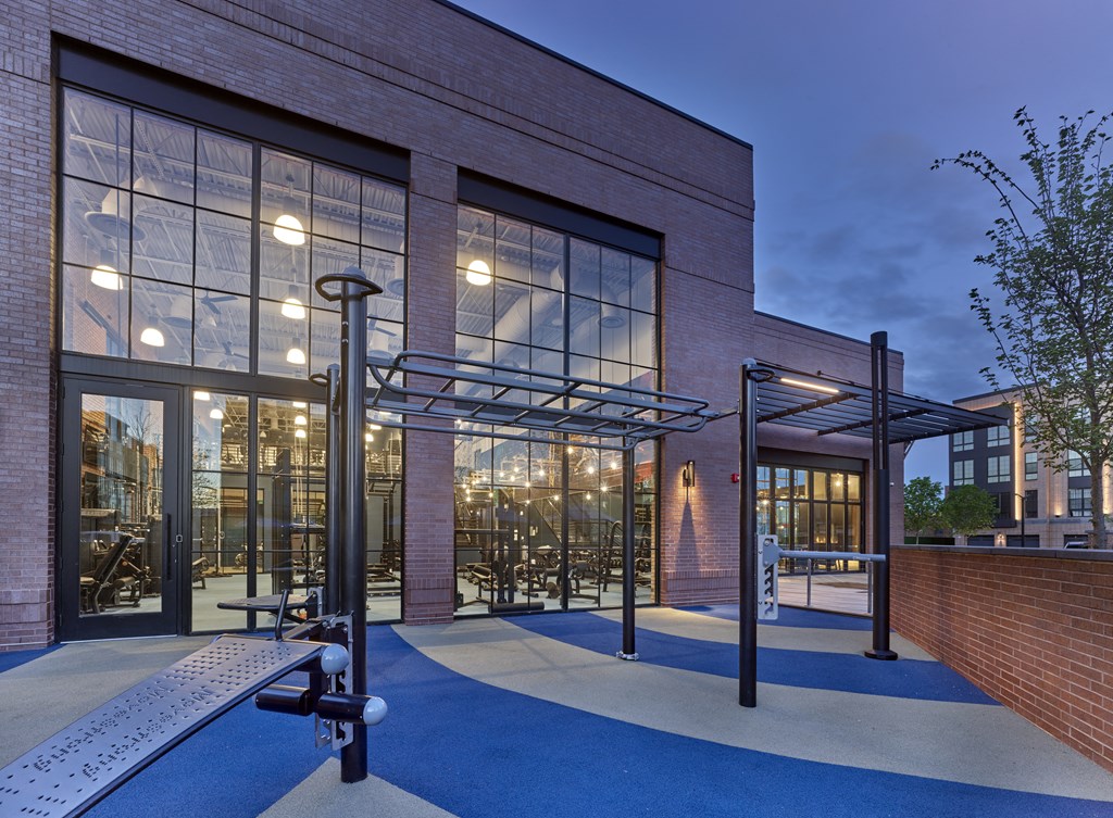 amenities outdoor fitness center, gym, monkey bars