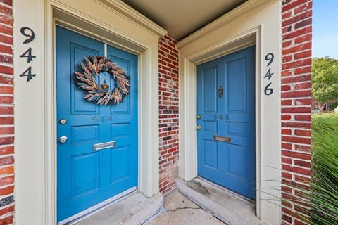 Two blue doors with numbers 944 and 946 on the wall.