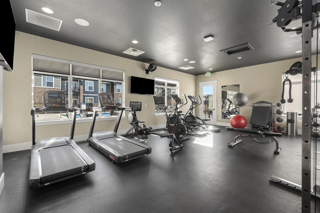 the gym at the landing at pullman apartments in pullman