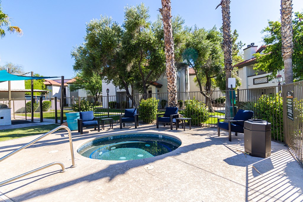 a jacuzzi tub at the enclave at woodbridge apartments in sugar land