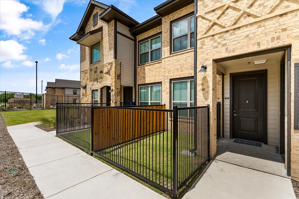 spacious enclosed pet yards on first floor units