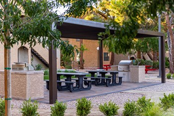 Outdoor Grill With Intimate Seating Area at 5400 Vistas, Las Vegas - Photo Gallery 17
