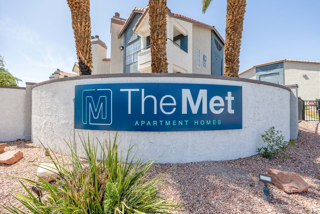 a sign that says the met apartment homes