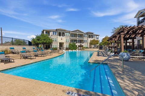 A swimming pool with a blue tiled edge and a white line in the middle.