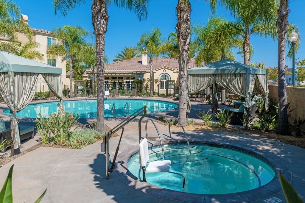 pool and jacuzzi at Tavera Apartments