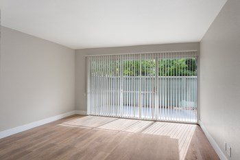 living room - Photo Gallery 4