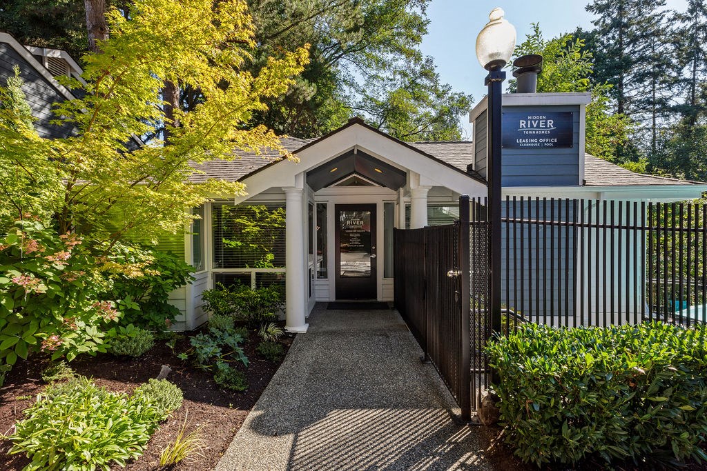 A small building with a sign that says River on it.