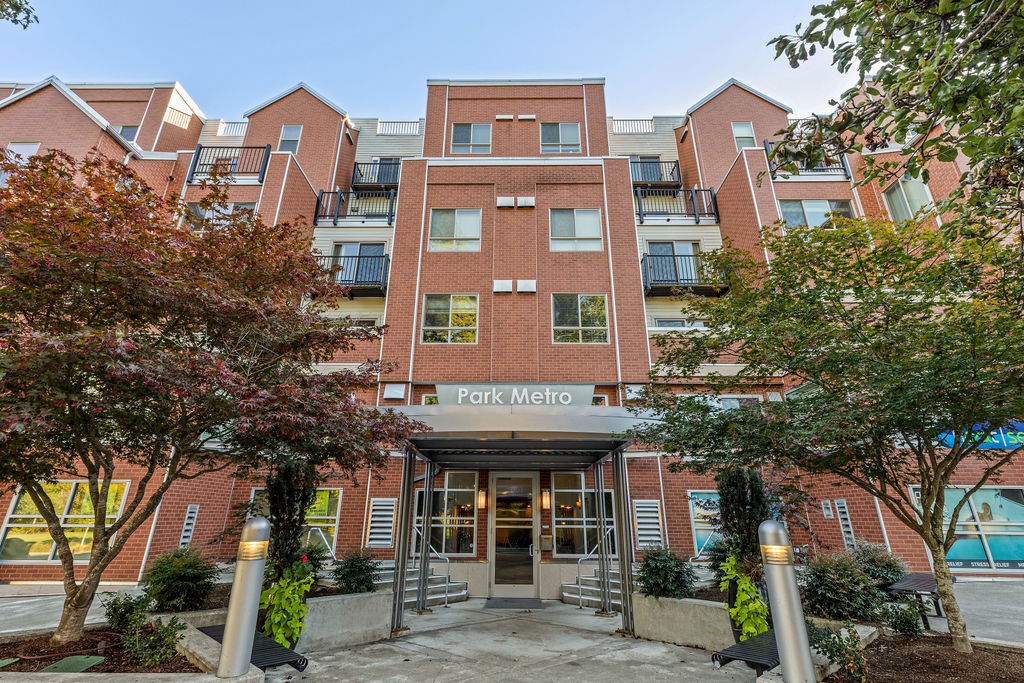 The front of a brick building with the words "Park Metro" on it.