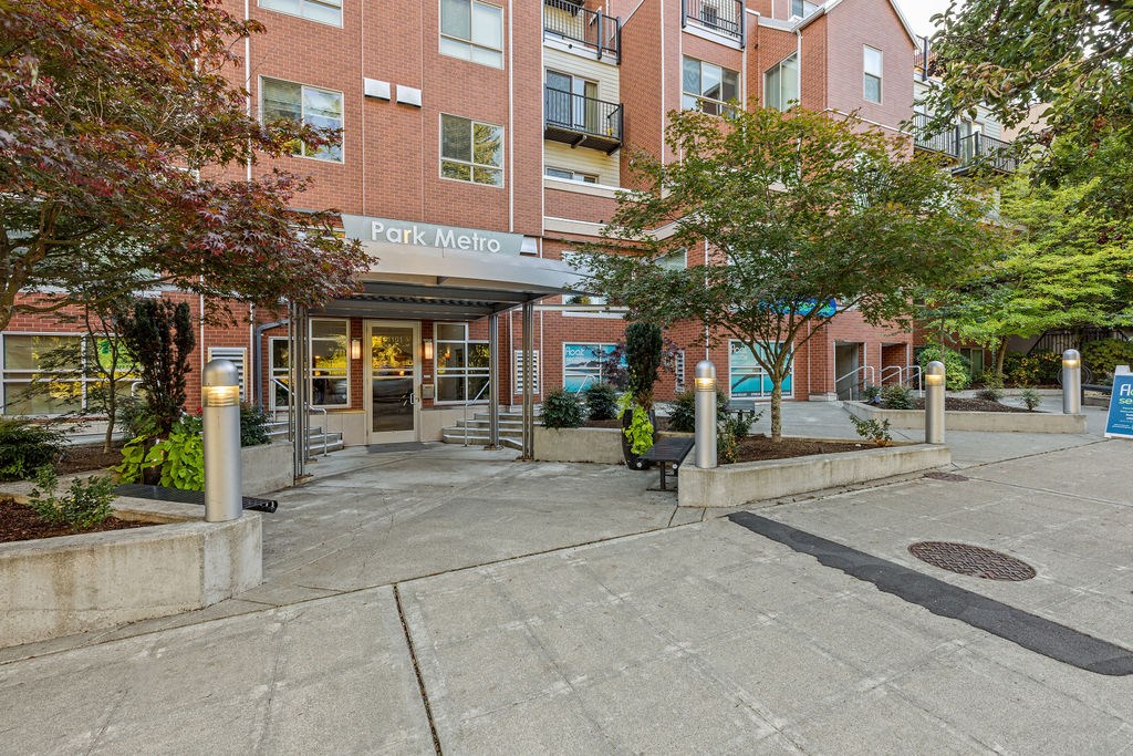 A building with a sign that says "Park Metro" in front of it.