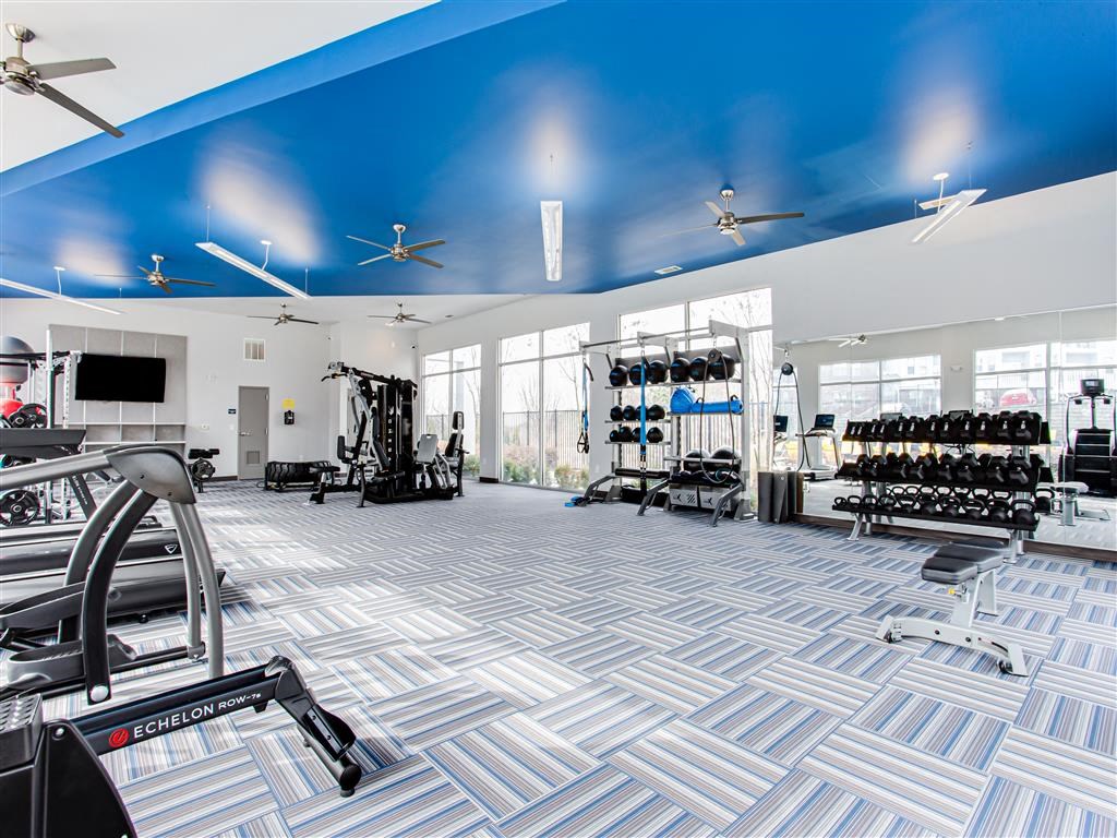 the gym at the monarch luxury apartments in des plaines