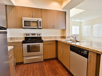 Unfurnished kitchen model with stove and microwave - Photo Gallery 2