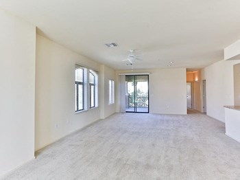 Unfurnished carpeted living room model - Photo Gallery 4