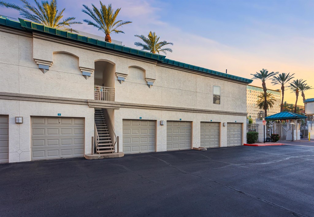 additional photo for property listing at chic digs with room to stretch out in the village 22 car