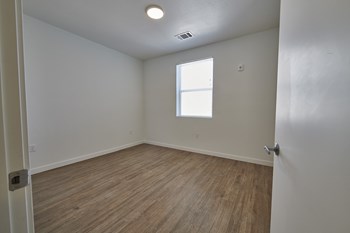 Bedroom with window - Photo Gallery 3