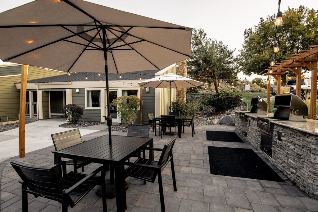 Outdoor Dining & BBQ Area