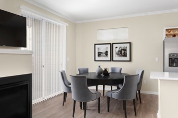 Living room with patio access - Photo Gallery 3