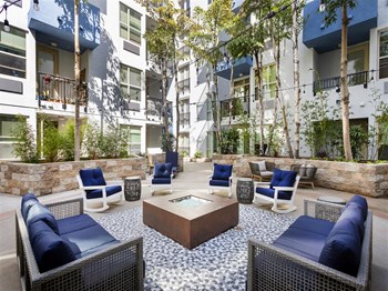 Pool Lounge - Photo Gallery 3