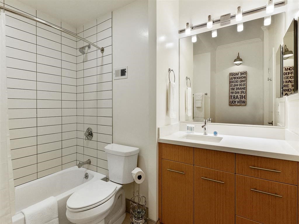 Bathroom With Bathtub at Nob Hill Tower, San Francisco