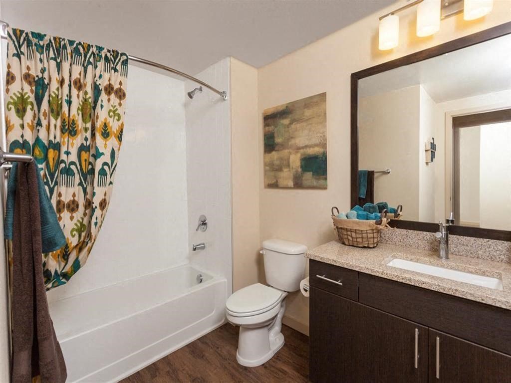 bathroom with tub/shower