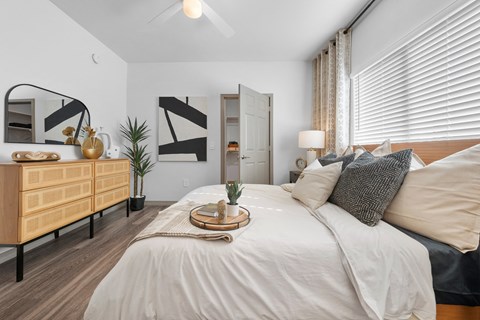 A bedroom with a large bed at Cardinal 95 apartments in Glendale.