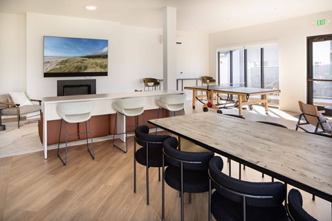 Living room with a television, a fireplace, and a dining table at The Arvon, Vancouver, 08662