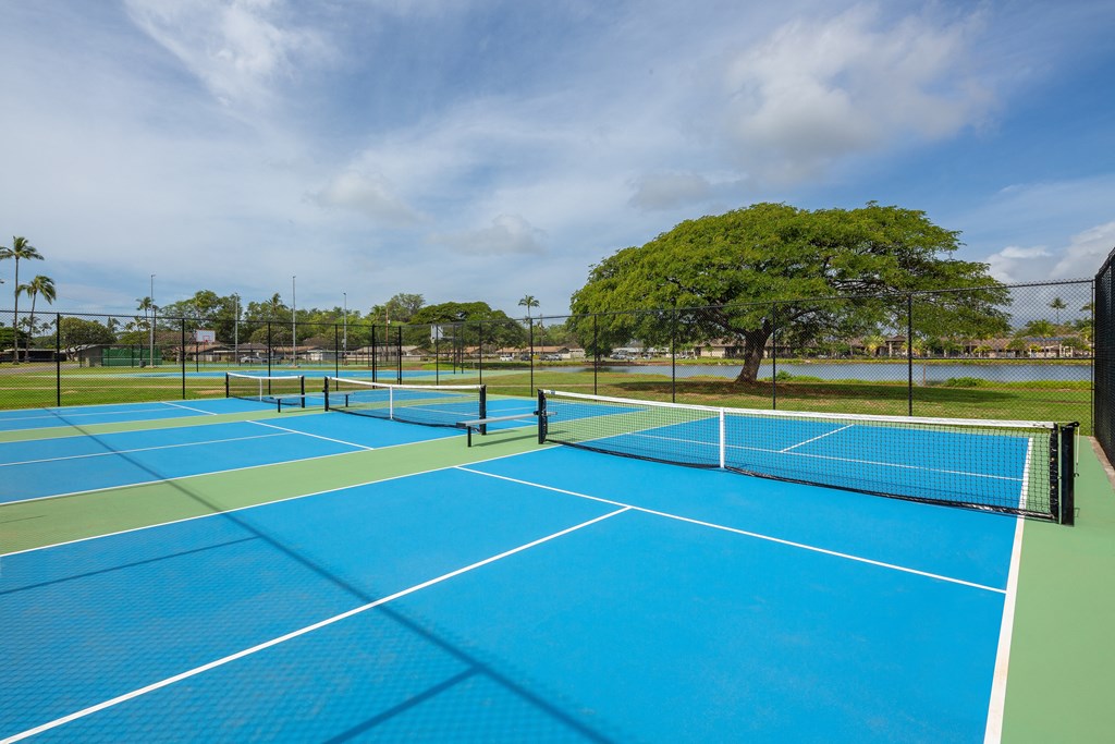 additional photo for property listing at chic digs with room to stretch out in the village 22 car