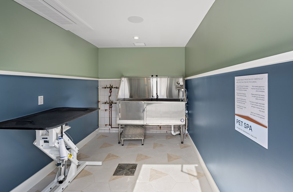 A room with a sign that says "PET SPA" on the wall.