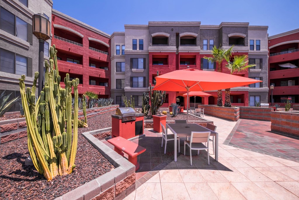 Outdoor Dining area at Alanza Place, Phoenix, AZ