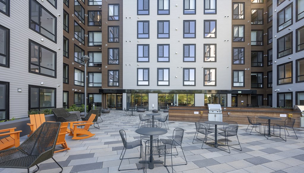 1550 on the Charles outdoor courtyard 
with community seating, and grilling stations