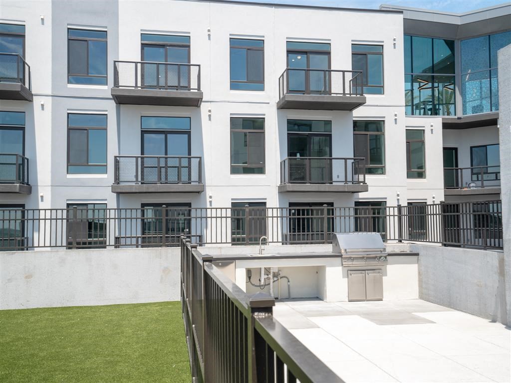 Outdoor Grill With Intimate Seating Area at Vista Brooklyn, Jacksonville, Florida