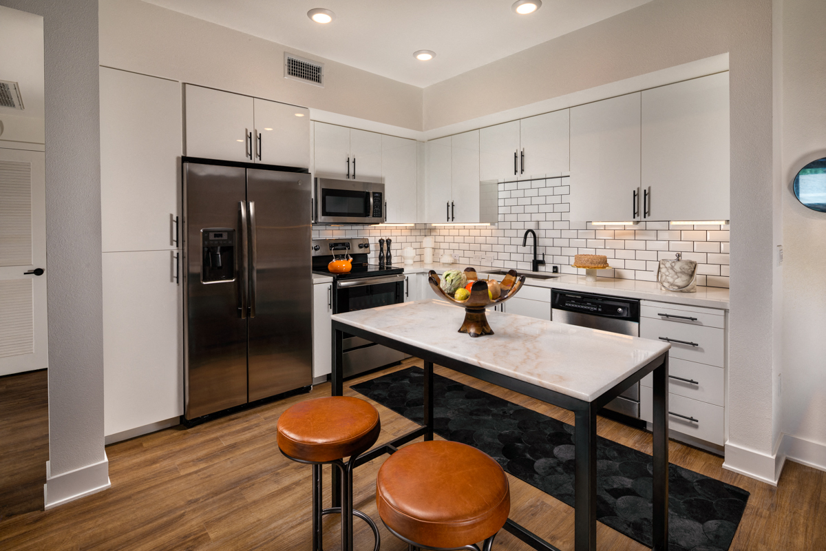 Fitted Kitchen With Island Dining at Clarendon Apartments, Los Angeles