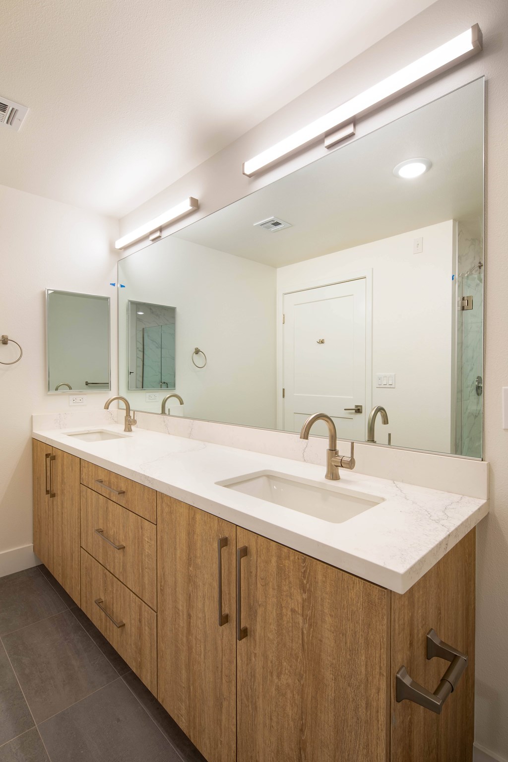 A bathroom with a sink and mirror.