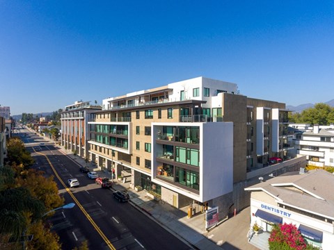 a large building on the side of a city street