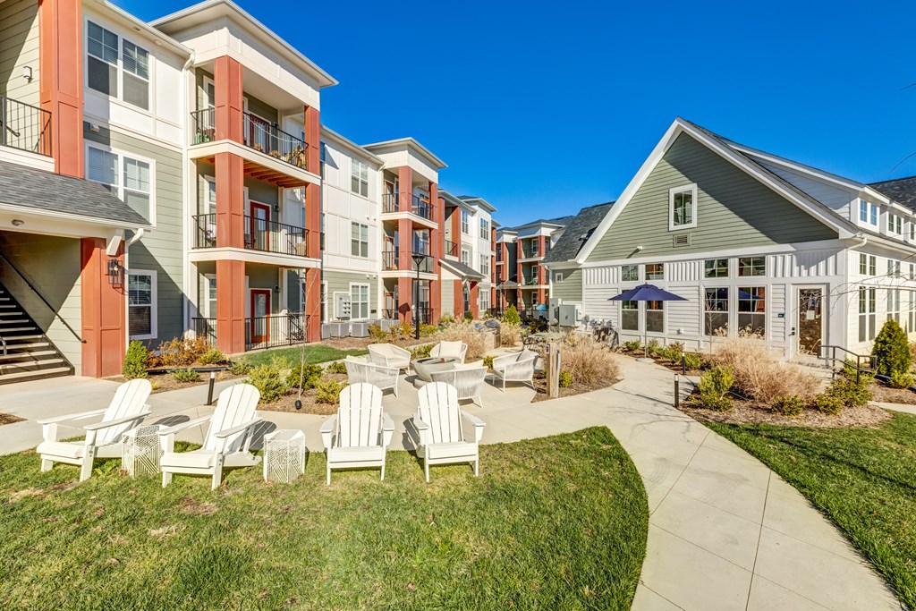 the preserve at ballantyne commons apartments courtyard with tables and chairs