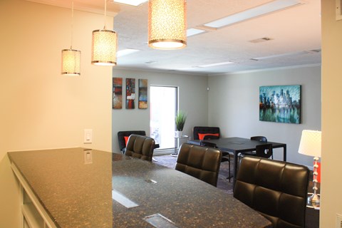 A conference room with a table and chairs. Una sala de reuniones con una mesa y sillas.