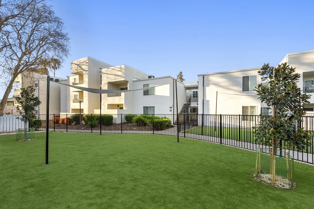 the preserve at ballantyne commons yard and apartment buildings