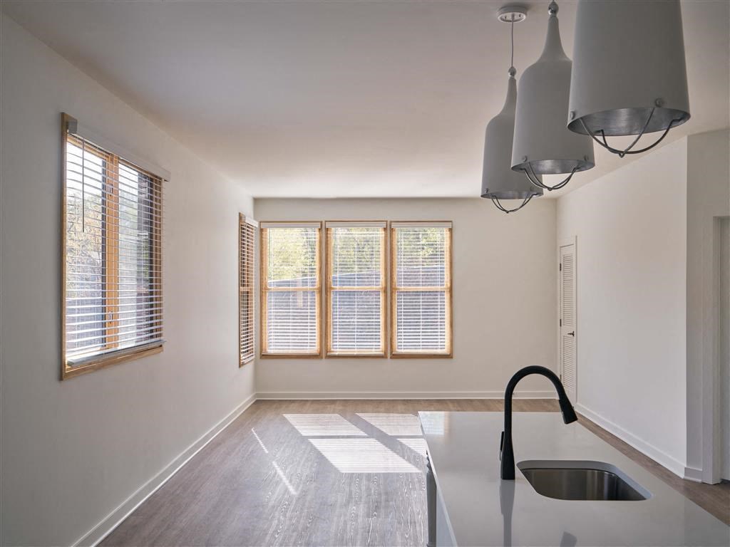a kitchen or kitchenette at uptown city loft