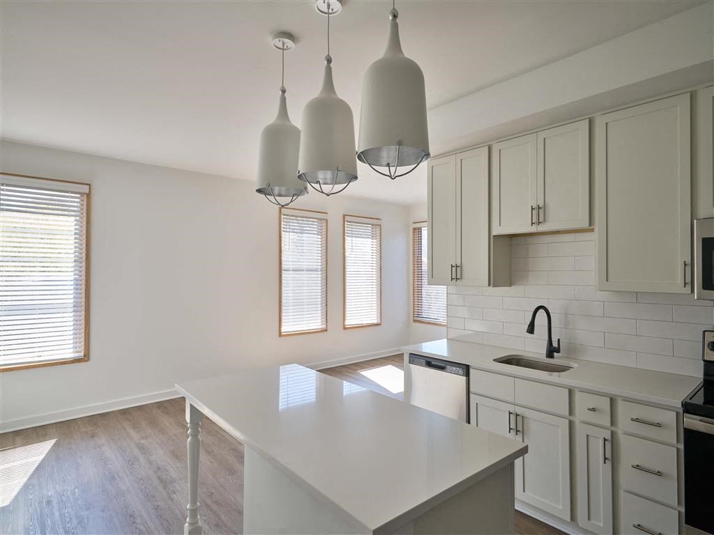 a kitchen or kitchenette at uptown city loft