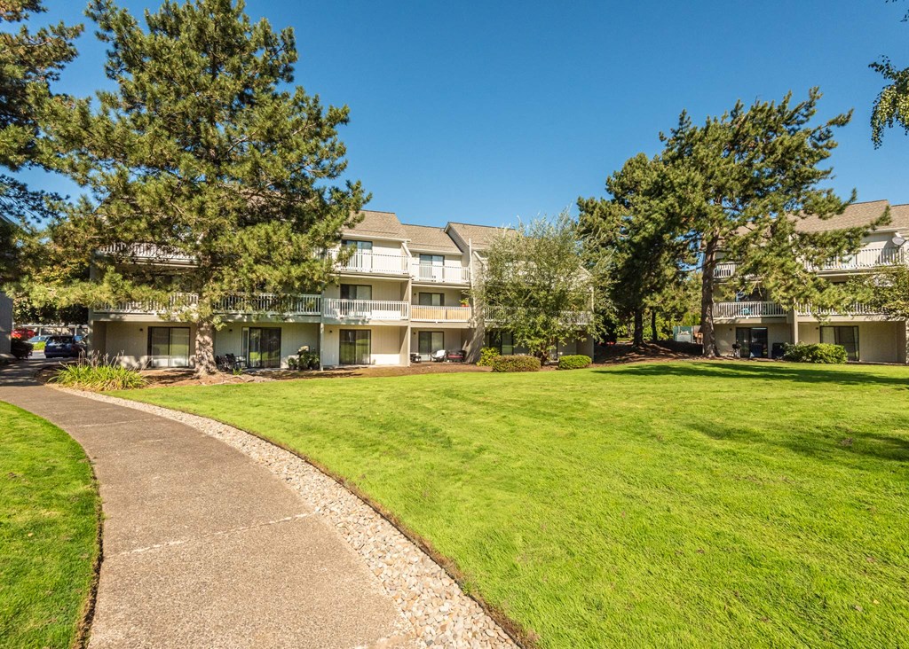 A sunny day at a residential complex with a walking path at Aspenridge Apartments, Washington