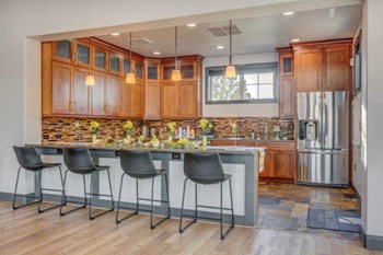 Clubhouse with bar and full kitchen - Photo Gallery 15