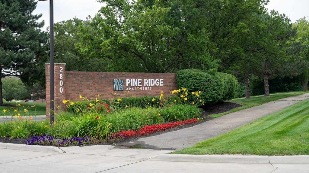 a sign for pine ridge park