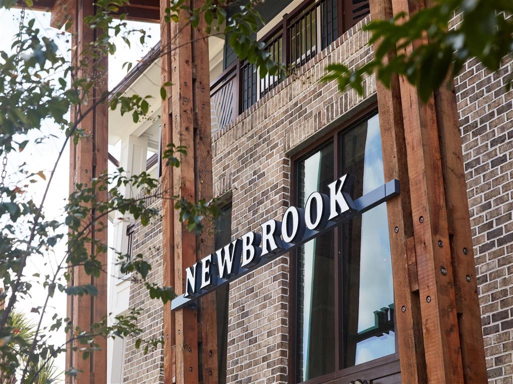 a street sign on the side of a brick building