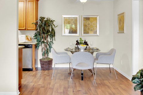 dining room at Sunbow Villas Apartments