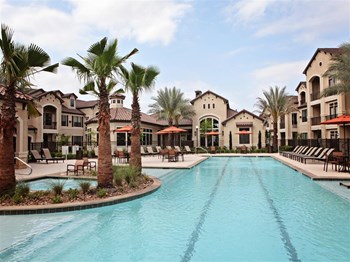 Valencia Place outdoor pool