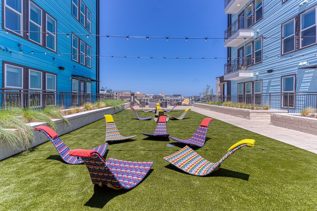 a seating area on the roof of an apartment building