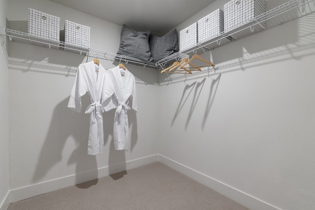 Walk in closet, wire frame shelves